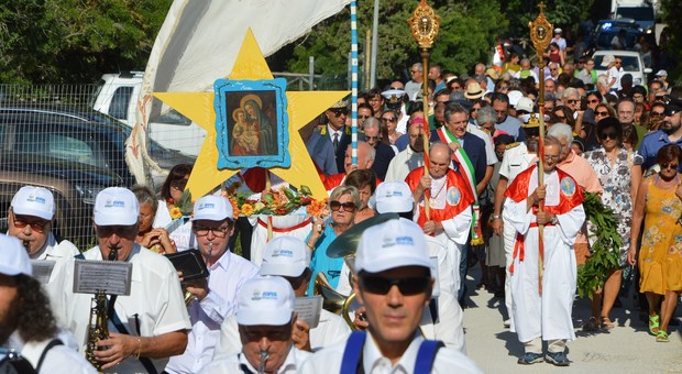 Portonovo celebra i riti del Ferragosto Processione e corona di alloro in mare