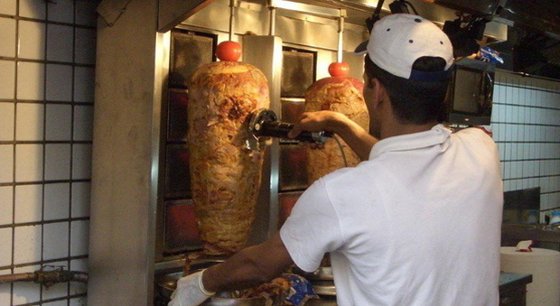 «Non sono decorosi»: vietato aprire nuovi negozi di kebab e pizzerie al taglio