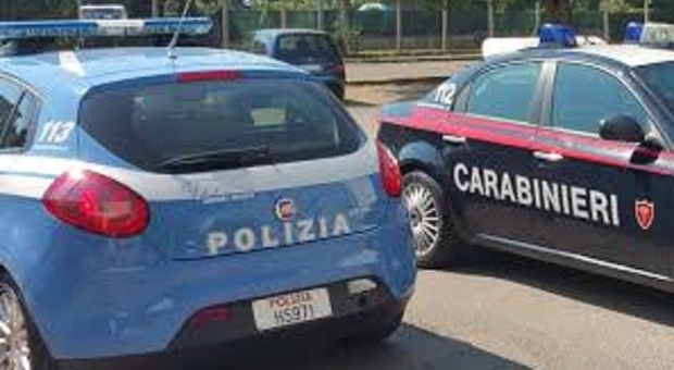 Raid di teppisti nella notte a Fano: squarciate le gomme di 15 auto in 4 zone di sosta. Indagini coordinate