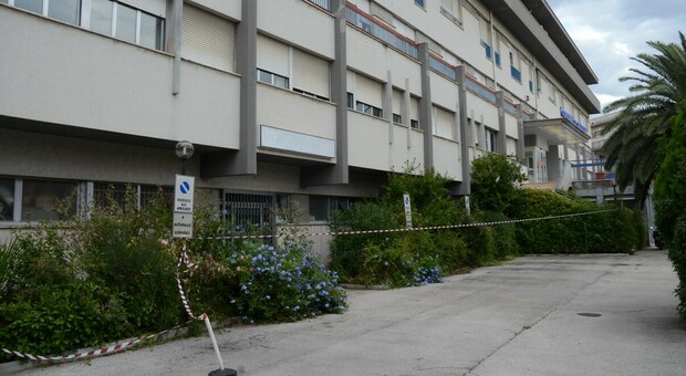 L'ospedale di Tolentino danneggiato dal terremoto