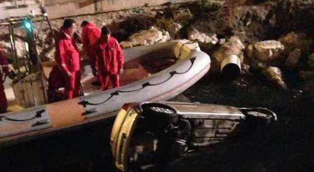 Auto in acqua a Marina Dorica Due in salvo, uno all'ospedale