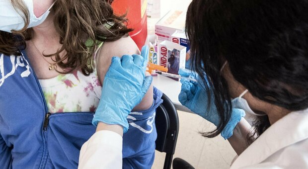 Vaccini Lazio, dai medici di base senza fasce d'età. «Tocca anche ai 30enni»