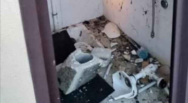 Il bagno danneggiato dai vandali