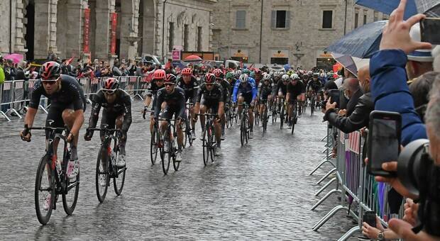 Il passaggio del Giro d'Italia ad Ascoli