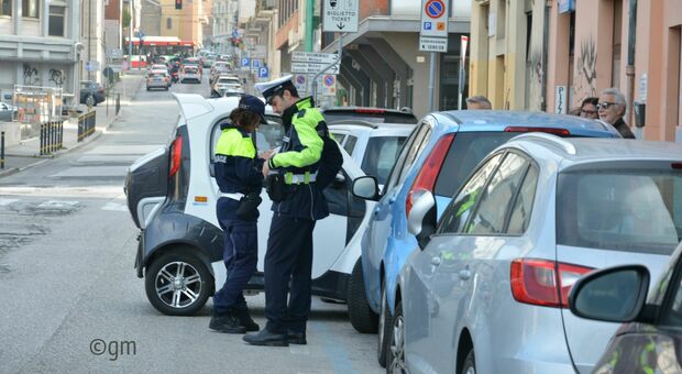 Caos parcheggi e multe record ad Ancona. I commercianti: «Aprire il porto alle auto o i clienti se ne andranno»