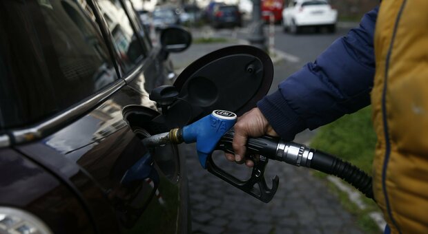 Carburanti, la stangata è servita: picco di 3 euro per il gasolio, benzina alle stelle, male il metano. Prezzi triplicati da 2021