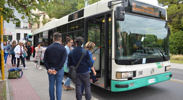 Ancona, i bus in buca. «Danni ai mezzi e tanti incubi per gli autisti»