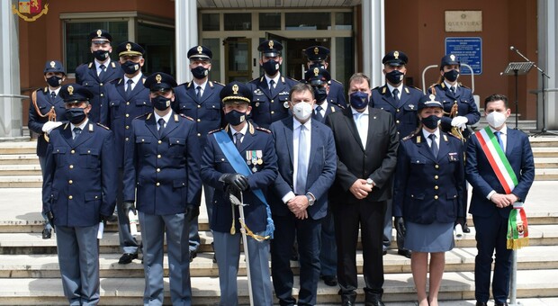 Le autorità con i poliziotti che hanno ricevuto i riconoscimenti in occasione della Festa del 2 Giugno