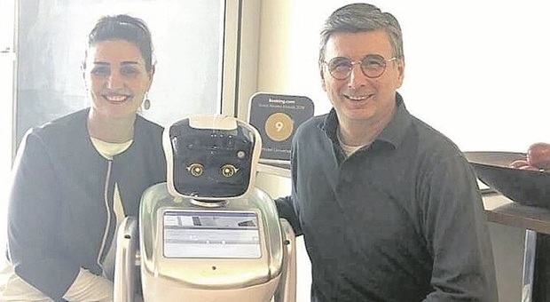 Senigallia, stagista robot nell'albergo: «Mi chiamo Juni, al vostro servizio»