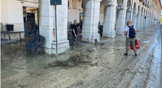 Alluvione, forza il posto di blocco e travolge un volontario al lavoro per spalare il fango a Senigallia