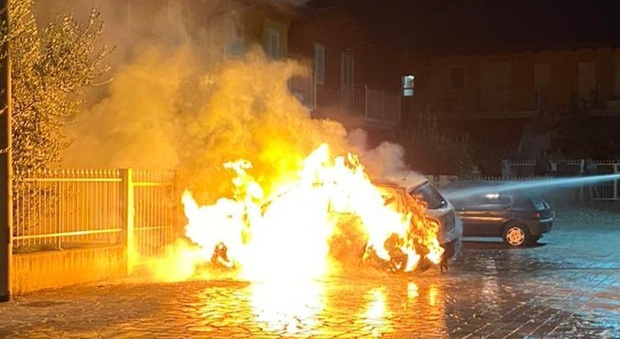 Blitz di fuoco nella notte, in cenere tre auto e uno scooter parcheggiati sotto casa dei proprietari