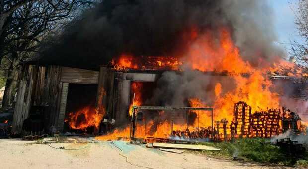 Divampano le fiamme nelle campagne di Matelica, distrutto un capannone