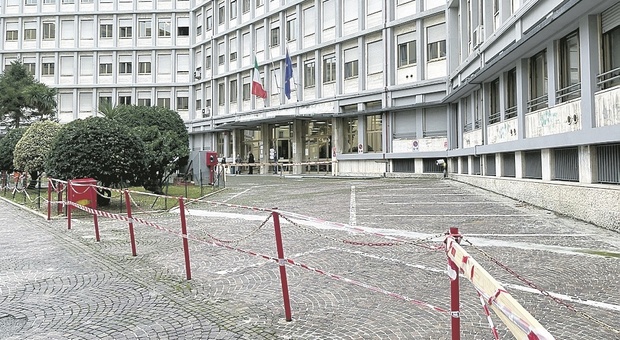 Pericolo di crolli: transennato il palazzo dell'Agenzia delle Entrate che perde pezzi