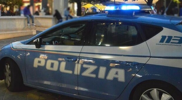 Ancona, anziano geloso minaccia la moglie: la polizia gli ritira i fucili, ma lei va a dormire dal fratello