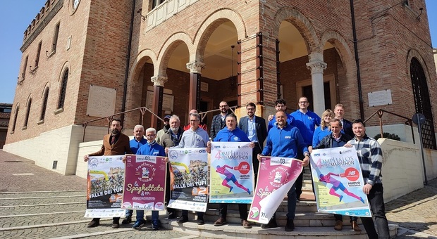 Gli amministratori comunali di Mondolfo con gli organizzatori e i collaboratori della Spaghettata di Mondolfo