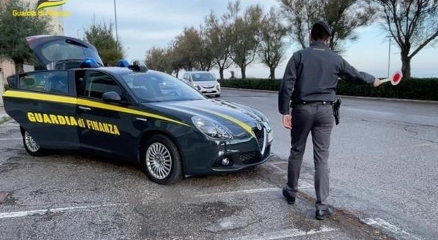 Senigallia, guida senza patente e si spaccia per il fratello: rischia una multa da 30mila euro