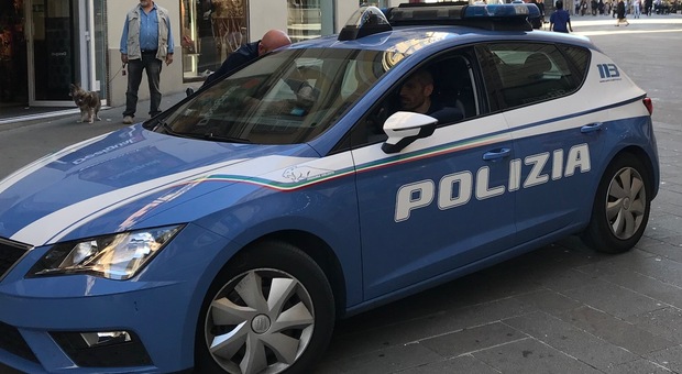 Ancona, il fratello gli passa 200 euro al mese: minaccia di farla finita, l'avvocato chiama la Polizia