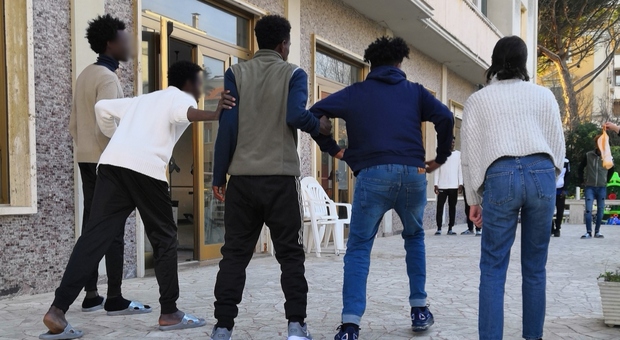 Un gruppo di minori migranti gioca a ruba bandiera nel centro Caritas di Senigallia
