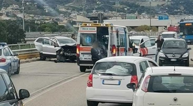Malore mentre guida, perde il controllo dell'auto e provoca un frontale: grave 45enne a San Benedetto
