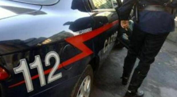 Dalle baby gang alla rapina al minimarket: 21enne di Gabicce arrestato a Cattolica, voleva 200 euro dal titolare di un minimarket aggredito con una catena