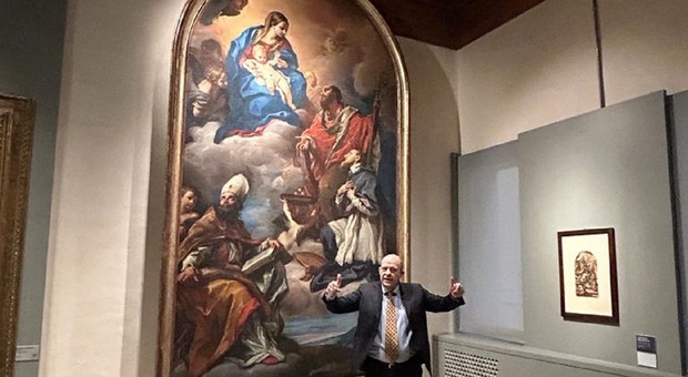 Lo storico dell arte Stefano Zuffi, consulente della Pinacoteca Podesti davanti alla Pala Nembrini