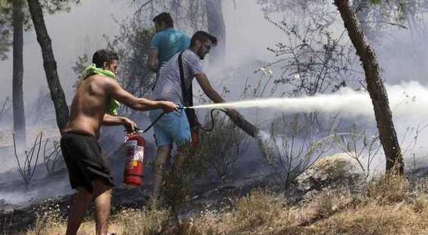 La Grecia brucia: due incendi ad Atene molte persone intrappolate in spiaggia