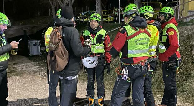 Il gruppo dei volontari del soccorso alpino speleologico della provincia di Pesaro Urbino con il giovane tratto in salvo