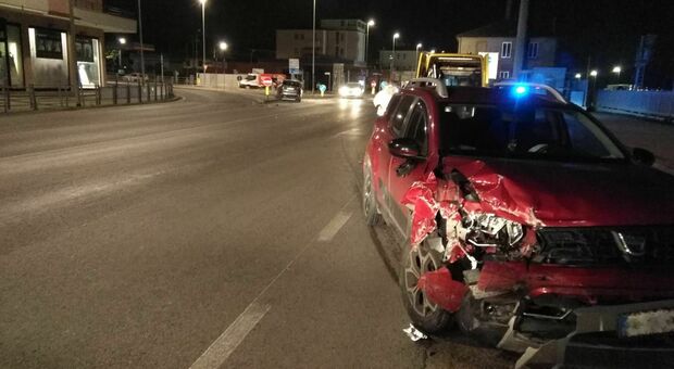 Incidente nella notte a Torrette: due auto si scontrano all'incrocio. Un 58enne finisce all'ospedale