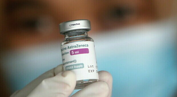 Effetti collaterali vaccino Astrazeneca, ricercatori scoprono la causa delle trombosi: «Ora sappiamo anche come evitarle»