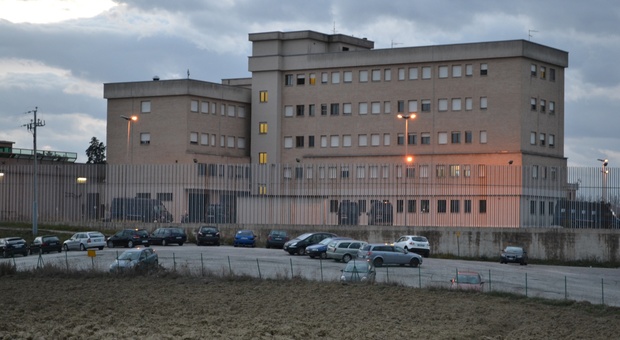 Notte da incubo al carcere di Montacuto: detenuti pretendono le celle aperte per paura del terremoto e sequestrano gli agenti
