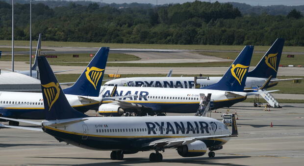 Il volo Ryanair dimentica un intero gruppo di passeggeri all'aeroporto: la navetta non passa a prenderli, la compagnia si scusa