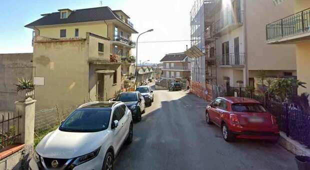 San Benedetto, il caso di via Botticelli ostruita dalle auto in sosta e dai cantieri. Il doppio senso di marcia è impossibile