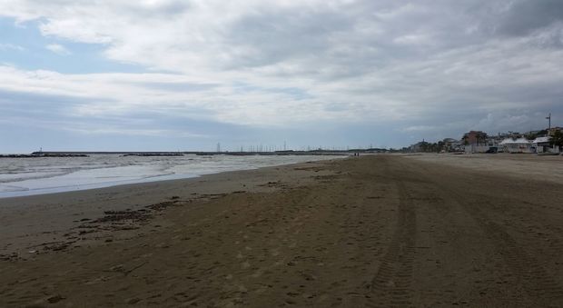 La spiaggia dopo la pulizia effettuata dalla Sangiorgio Distribuzione Servizi