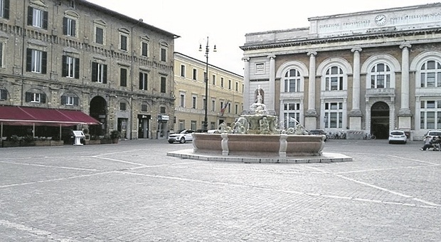 La piazza di Pesaro deserta durante il lockdown