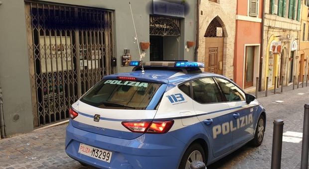 Un'auto della polizia in centro storico ad Ancona in un'immagine di repertorio