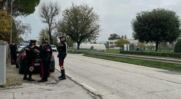 I rilievi dei carabinieri a Castelfidardo sul luogo dell'incidente
