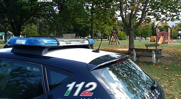 Vede i carabinieri, getta lo spinello: 22enne nei guai anche per aver fornito false generalità