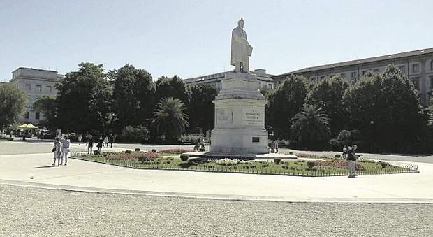 Degrado in piazza Cavour: «Sporcizia, vandali e bivacchi, è ridotta male»