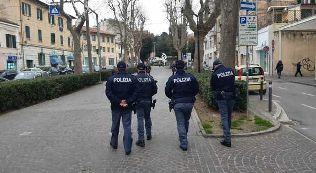 Ancona, scoppia la lite tra fratelli per l'affitto, chiama la Polizia: «Cacciatelo da casa mia»