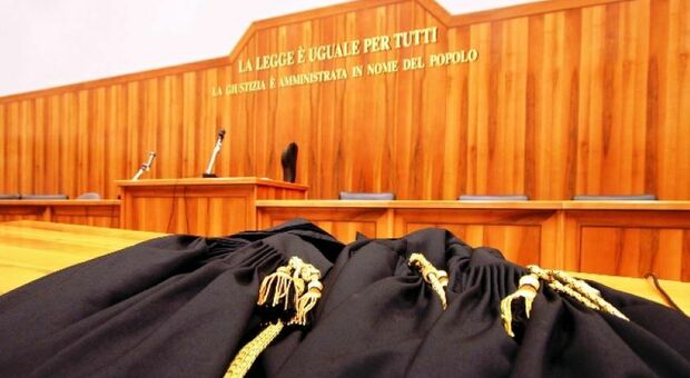 Pesaro, il Tribunale accoglie il ricorso della madre: anche il cognome materno per un minore. È la prima volta in Italia