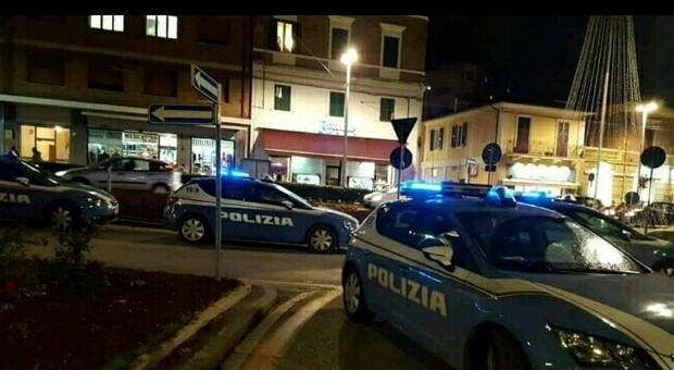 I controlli della polizia in piazza Ugo Bassi ad Ancona