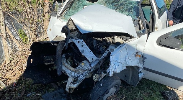 Petritoli, tremendo schianto contro un albero: auto distrutta e ragazzo d'urgenza a Torrette