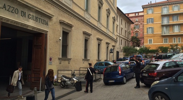 Ancona, assalti alle nonnine: condannato ma solo a metà il rapinatore-autista