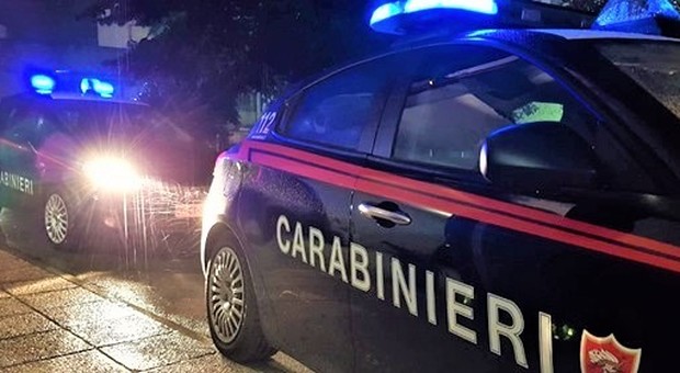 Montemarciano, coppia ostaggio della badante ubriaca, lei prende a pugni i carabinieri: arrestata