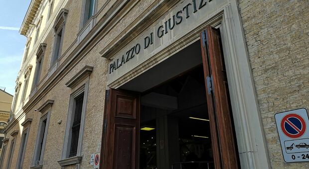 «Gitto e il sindaco Mancinelli criminali»: ex operaio finisce a processo
