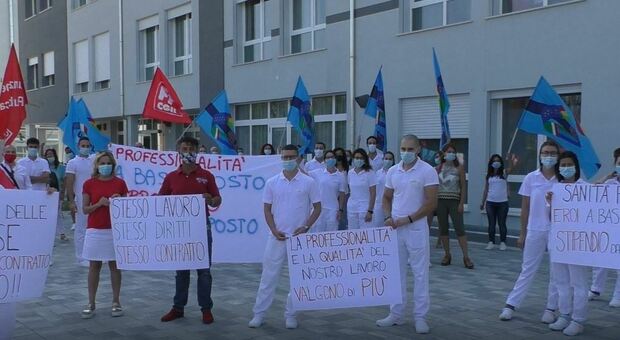 A Villa Fastiggi il sit-in dei lavoratori Kos Care: «Vogliamo essere equiparati ai colleghi della sanità pubblica»