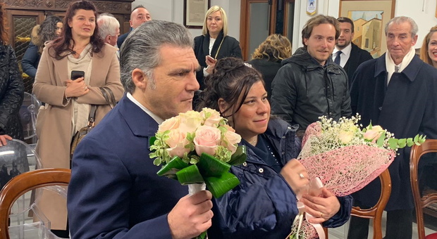 L'amore sboccia nell'hotel degli sfollati per il sisma: Debora e Maurizio sposi