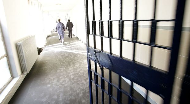 Pesaro, carcere polveriera: aggredite due guardie e un detenuto beve detersivo