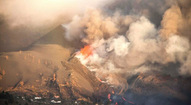 Vulcano Canarie, la lava nel mare: nuovi danni, allerta gas tossici