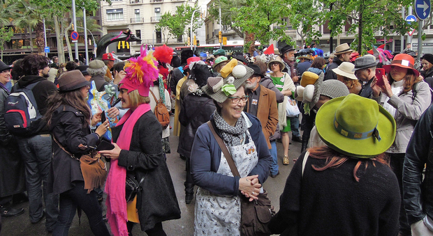 Passejata con i cappelli marchigiani In tanti alla kermesse di Barcellona